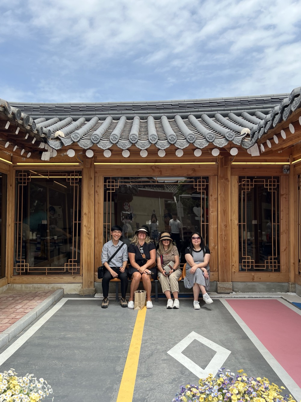 SeoulShare guests and guide together on a private tour in Korea